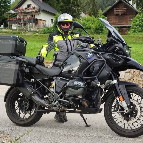 Motorrijder bij een BMW GS avontuurmotor